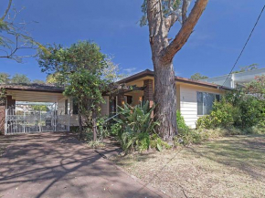 Evans Retreat cottage across the road from Sandy Point Beach